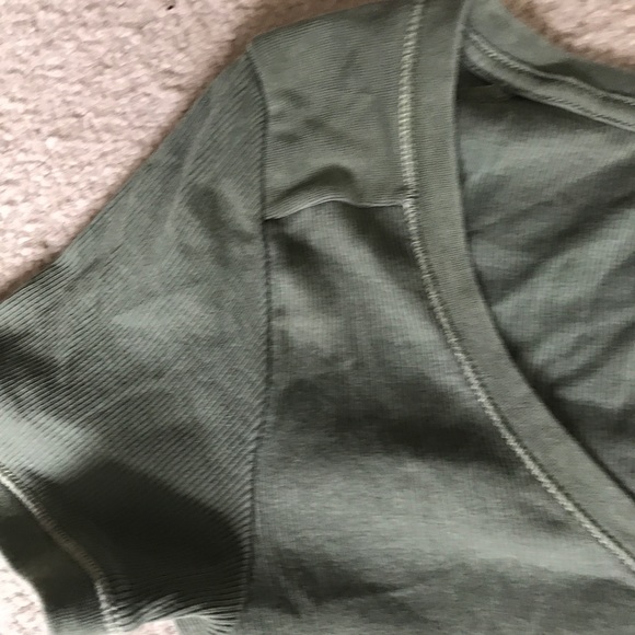 Adorable New w/out tags American Eagle Henley tee - Picture 2 of 8